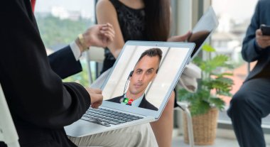 Sanal işyerinde ya da ücra bir ofiste buluşan iş adamları. Profesyonel iş dünyasındaki iş arkadaşınla iletişim kurmak için akıllı video teknolojisi kullanan telekonferans görüşmesi..