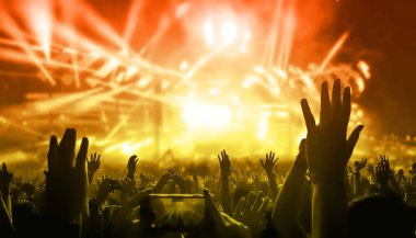 Mutlu insanlar gece kulübü DJ parti konserinde dans eder ve sahnede DJ 'den elektronik dans müziği dinlerler. Siluet dolu neşeli kalabalık 2020 yılbaşı partisini kutluyor. İnsanların yaşam tarzı DJ gece hayatı.
