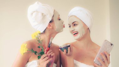 Güzeller güzeli kadın, sağlık merkezindeki profesyonel dermatologdan yüz temizleme tedavisi görüyor. Yaşlanma önleyici, yüz bakımı ve lüks yaşam tarzı konsepti.