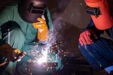 Metal kaynak çeliği, fabrikada çelik kaynaklamak için elektrikli yay kaynak makinesi kullanır. El becerisi iş gücü kavramına göre metal imalatı ve inşaat bakım hizmeti.