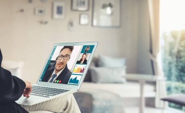 Sanal işyerinde ya da ücra bir ofiste iş görüşmeleri. Profesyonel iş dünyasındaki iş arkadaşınla iletişim kurmak için akıllı video teknolojisi kullanan telekonferans görüşmesi..