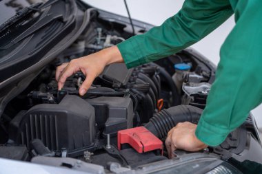 Tamirhanede araba tamiri ve bakım hizmeti veren profesyonel bir tamirci. Araba servisi iş konsepti.