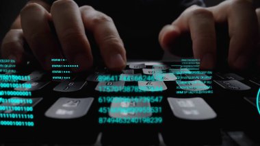 Grafik kullanıcı arayüzü GUI hologramı ile dizüstü bilgisayar klavyesinde çalışan adam büyük veri bilimi teknolojisi, dijital ağ bağlantısı ve bilgisayar programlama algoritması kavramlarını gösteriyor.