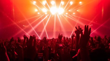 Mutlu insanlar gece kulübü DJ parti konserinde dans eder ve sahnede DJ 'den elektronik dans müziği dinlerler. Siluet dolu neşeli kalabalık 2020 yılbaşı partisini kutluyor. İnsanların yaşam tarzı DJ gece hayatı.