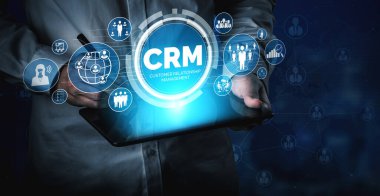 İş satış pazarlama sistemi konsepti için CRM Müşteri İlişkileri Yönetimi CRM veritabanı analizini desteklemek için hizmet uygulamasının fütüristik grafik arayüzünde sunulmuştur.
