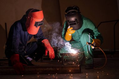 Metal kaynak çeliği, fabrikada çelik kaynaklamak için elektrikli yay kaynak makinesi kullanır. El becerisi iş gücü kavramına göre metal imalatı ve inşaat bakım hizmeti.