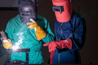 Metal kaynak çeliği, fabrikada çelik kaynaklamak için elektrikli yay kaynak makinesi kullanır. El becerisi iş gücü kavramına göre metal imalatı ve inşaat bakım hizmeti.