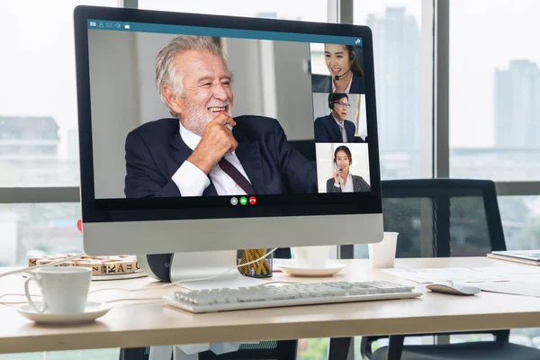 직장이나 사무실에서 만나는 사업가들을 비디오로 동료와 의사소통하기 스마트 비디오 기술을 — 스톡 사진