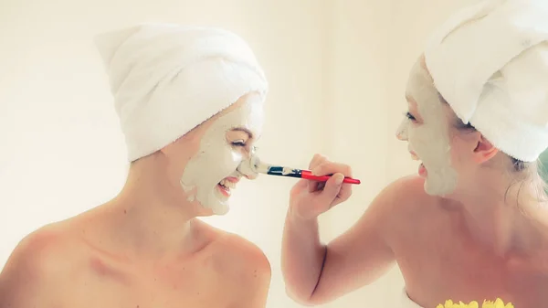 Mooie Vrouw Met Een Gezichtsverzorging Cosmetische Scrub Behandeling Wellness Spa — Stockfoto