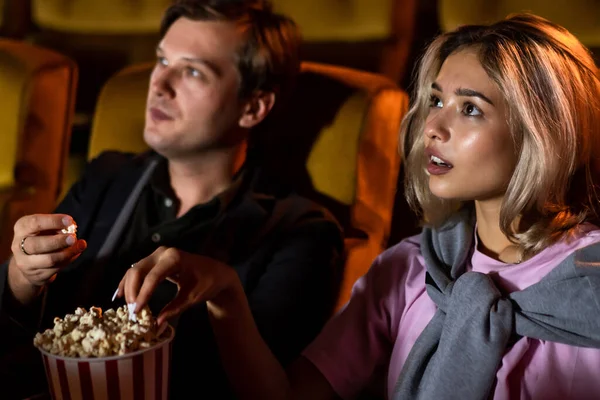 Caucásico Amante Disfrutando Ver Películas Comer Palomitas Maíz Juntos Cine —  Fotos de Stock