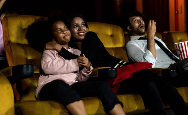 Público Disfruta Viendo Una Película Cine Grupo Actividad Recreativa Concepto — Foto de Stock