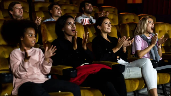 Pessoas Assistem Cinema Cinema Grupo Atividade Recreação Conceito Entretenimento — Fotografia de Stock