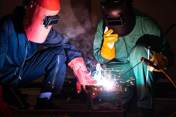 Las Obras Acero Soldadura Del Metal Usando Máquina Eléctrica Soldadura —  Fotos de Stock