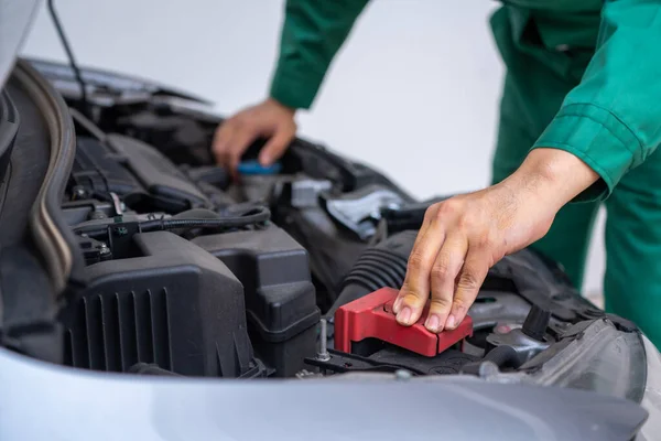 Professionele Monteur Hand Het Verstrekken Van Auto Reparatie Onderhoud Auto — Stockfoto