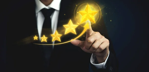 顧客満足度フィードバック調査の概念 ユーザーはオンラインアプリケーションのサービス体験に評価を与えます 顧客はビジネスの評判ランキングにつながるサービスの品質を評価することができます — ストック写真
