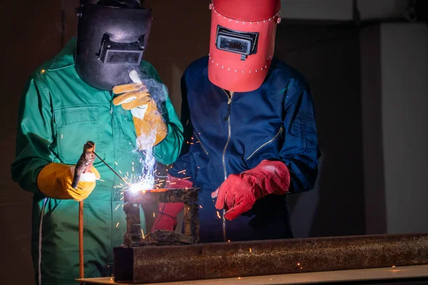 Las Obras Acero Soldadura Del Metal Usando Máquina Eléctrica Soldadura —  Fotos de Stock