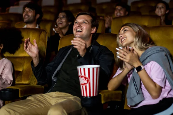 Groupe Spectateurs Heureux Amusant Regarder Cinéma Dans Cinéma Activité Récréative — Photo