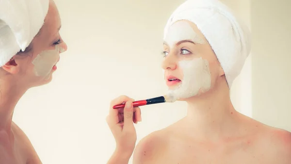 Mulher Bonita Ter Tratamento Esfoliação Cosmética Facial Spa Bem Estar — Fotografia de Stock