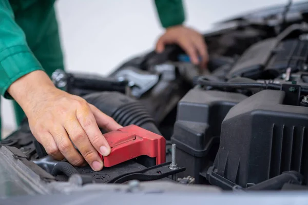 Mano Meccanico Professionale Che Fornisce Servizio Riparazione Manutenzione Auto Garage — Foto Stock