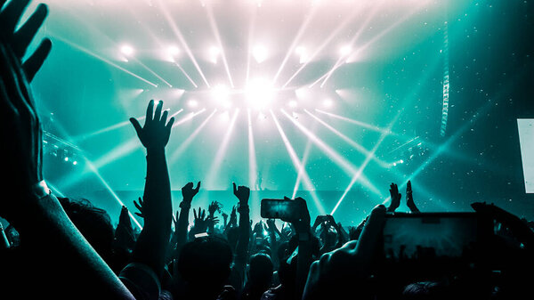 Счастливые люди танцуют в ночном клубе DJ party концерт и слушают электронную танцевальную музыку от DJ на сцене. Силуэт веселая толпа празднует Новый год 2020. DJ nightlife
.