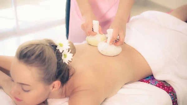 Massageterapeut Håller Ört Kompress Att Göra Behandling Till Kvinna Som — Stockfoto