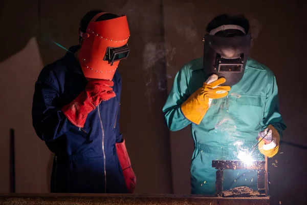 Las Obras Acero Soldadura Del Metal Usando Máquina Eléctrica Soldadura —  Fotos de Stock