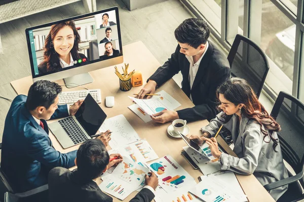 Video Chiamata Gruppo Uomini Affari Che Incontrano Sul Posto Lavoro — Foto Stock