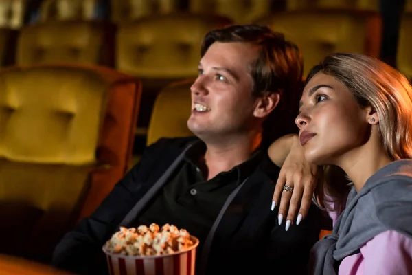 Amante Caucasico Godendo Guardare Film Mangiare Popcorn Insieme Cinema — Foto Stock