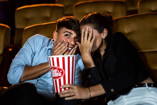 Couple Amoureux Regardant Choc Film Les Yeux Fermés Dans Cinéma — Photo