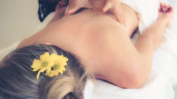 Mujer Relajada Recibiendo Masaje Espalda Spa Lujo Con Terapeuta Masaje — Foto de Stock