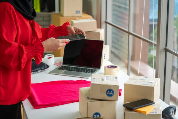 Çevrimiçi Satıcı Ofisinde Çalışıyor Teslimat Kutusunu Müşteriye Paketliyor Nternette Ticaret — Stok fotoğraf