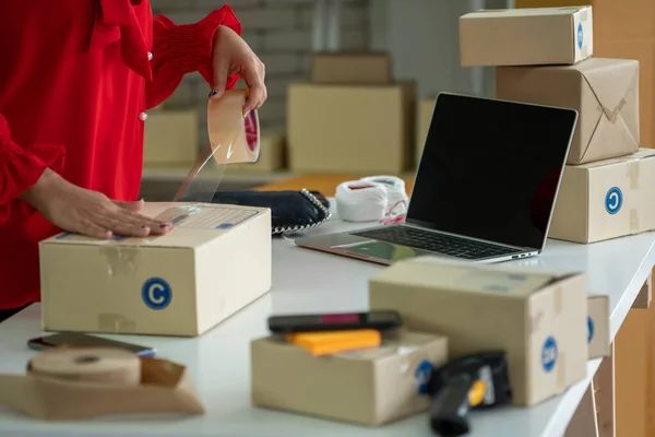 Vendedor Línea Trabaja Oficina Casa Empaca Caja Envío Cliente Propietario — Foto de Stock