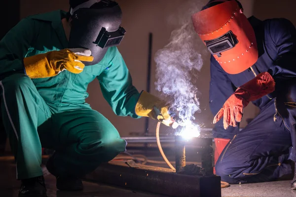 Stahlschweißarbeiten Mit Elektrischen Lichtbogenschweißmaschinen Zum Schweißen Von Stahl Der Fabrik — Stockfoto