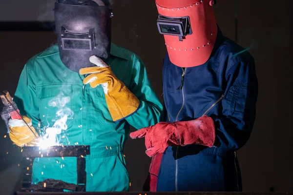 Stahlschweißarbeiten Mit Elektrischen Lichtbogenschweißmaschinen Zum Schweißen Von Stahl Der Fabrik — Stockfoto