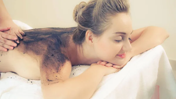 Mujer Joven Relajada Tumbada Una Cama Spa Para Masaje Corporal — Foto de Stock