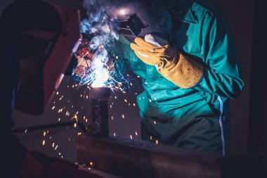 Metal kaynak çeliği, fabrikada çelik kaynaklamak için elektrikli yay kaynak makinesi kullanır. El becerisi iş gücü kavramına göre metal imalatı ve inşaat bakım hizmeti.