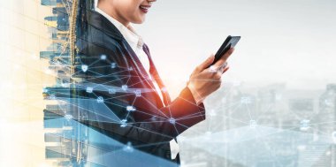 Modern yaratıcı iletişim ve internet ağı akıllı şehirde birleşir. 5G kablosuz dijital bağlantı ve gelecekteki şeylerin interneti kavramı.