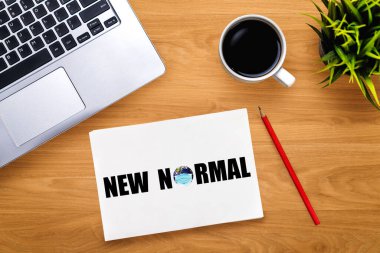 COVID 19 koronavirüsünden etkilenen yeni normal konsept, yaşam tarzımızı değiştirip, ofis masasında yazılan not defterinde anormalliğin yeni normal haline gelmesiyle ortaya çıkan yeni bir normal konsept. .