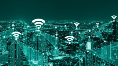 Modern yaratıcı iletişim ve internet ağı akıllı şehirde birleşir. 5G kablosuz dijital bağlantı ve gelecekteki şeylerin interneti kavramı.
