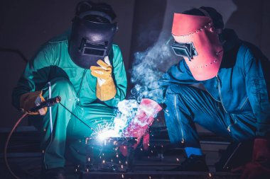 Metal kaynak çeliği, fabrikada çelik kaynaklamak için elektrikli yay kaynak makinesi kullanır. El becerisi iş gücü kavramına göre metal imalatı ve inşaat bakım hizmeti.