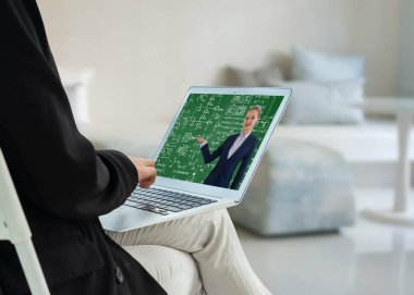 E- öğrenim ve Öğrenci ve Üniversite Konsepti Online Eğitim. Video konferansı çağrı teknolojisi öğrencilerin her yerden öğrenebileceği dijital eğitim kursları düzenliyor..
