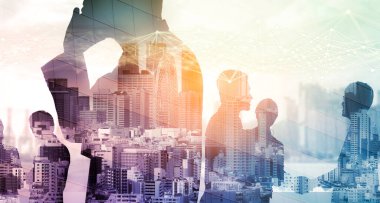 İş ortaklığı anlaşmasının başarısını gösteren birçok iş adamının şehir merkezindeki grup toplantısının yaratıcı görüntüsü. Takım çalışması, güven ve anlaşma kavramı.