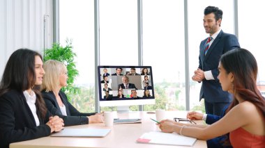 Sanal işyerinde ya da ücra bir ofiste buluşan iş adamları. Profesyonel iş dünyasındaki iş arkadaşınla iletişim kurmak için akıllı video teknolojisi kullanan telekonferans görüşmesi..