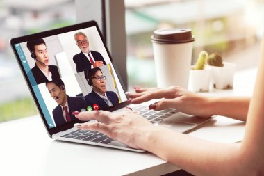 Sanal işyerinde ya da ücra bir ofiste iş görüşmeleri. Profesyonel iş dünyasındaki iş arkadaşınla iletişim kurmak için akıllı video teknolojisi kullanan telekonferans görüşmesi..