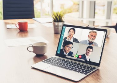 Sanal işyerinde ya da ücra bir ofiste iş görüşmeleri. Profesyonel iş dünyasındaki iş arkadaşınla iletişim kurmak için akıllı video teknolojisi kullanan telekonferans görüşmesi..