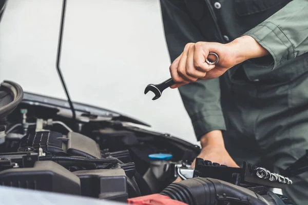 自動車ガレージで車の修理やメンテナンスサービスを提供するプロの整備士の手 カーサービス事業の概念 — ストック写真