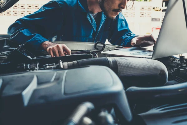 Professionele Monteur Die Auto Reparatie Onderhoud Auto Garage Bedrijfsconcept Autoservice — Stockfoto