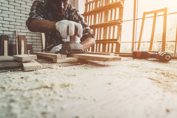 Carpinteiro Trabalhando Artesanato Madeira Oficina Para Produzir Material Construção Móveis — Fotografia de Stock