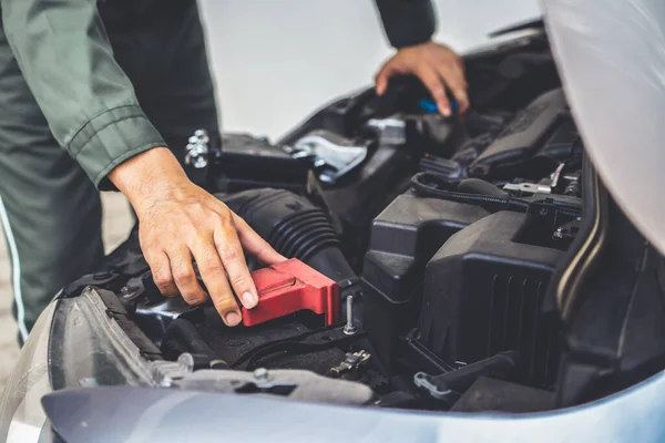 Mão Mecânica Profissional Fornecendo Serviço Reparação Manutenção Automóveis Garagem Automóvel — Fotografia de Stock