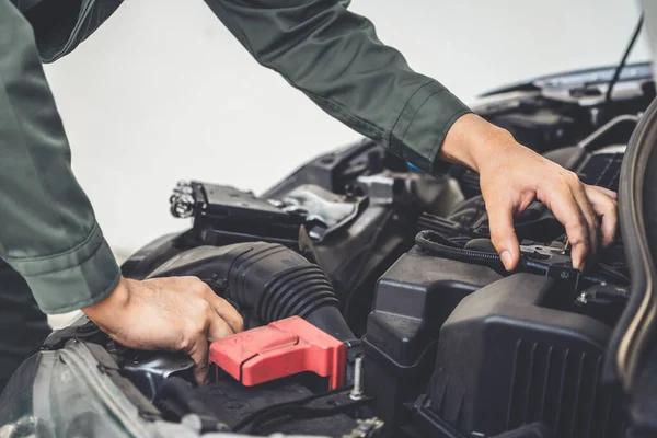 Mano Meccanico Professionale Che Fornisce Servizio Riparazione Manutenzione Auto Garage — Foto Stock